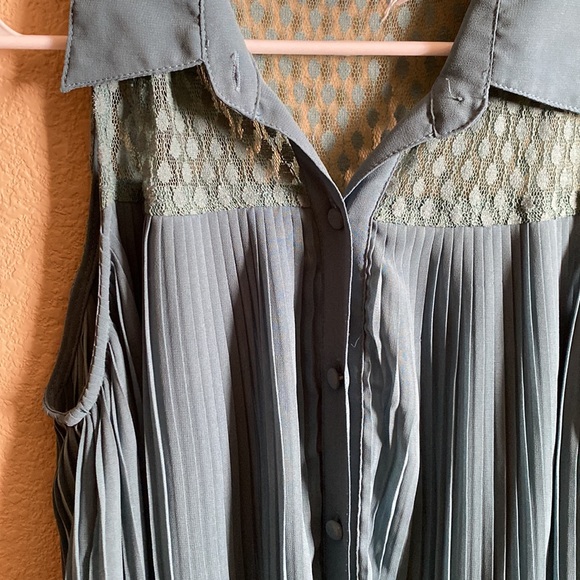 Pleated sleeveless blouse - Picture 2 of 3